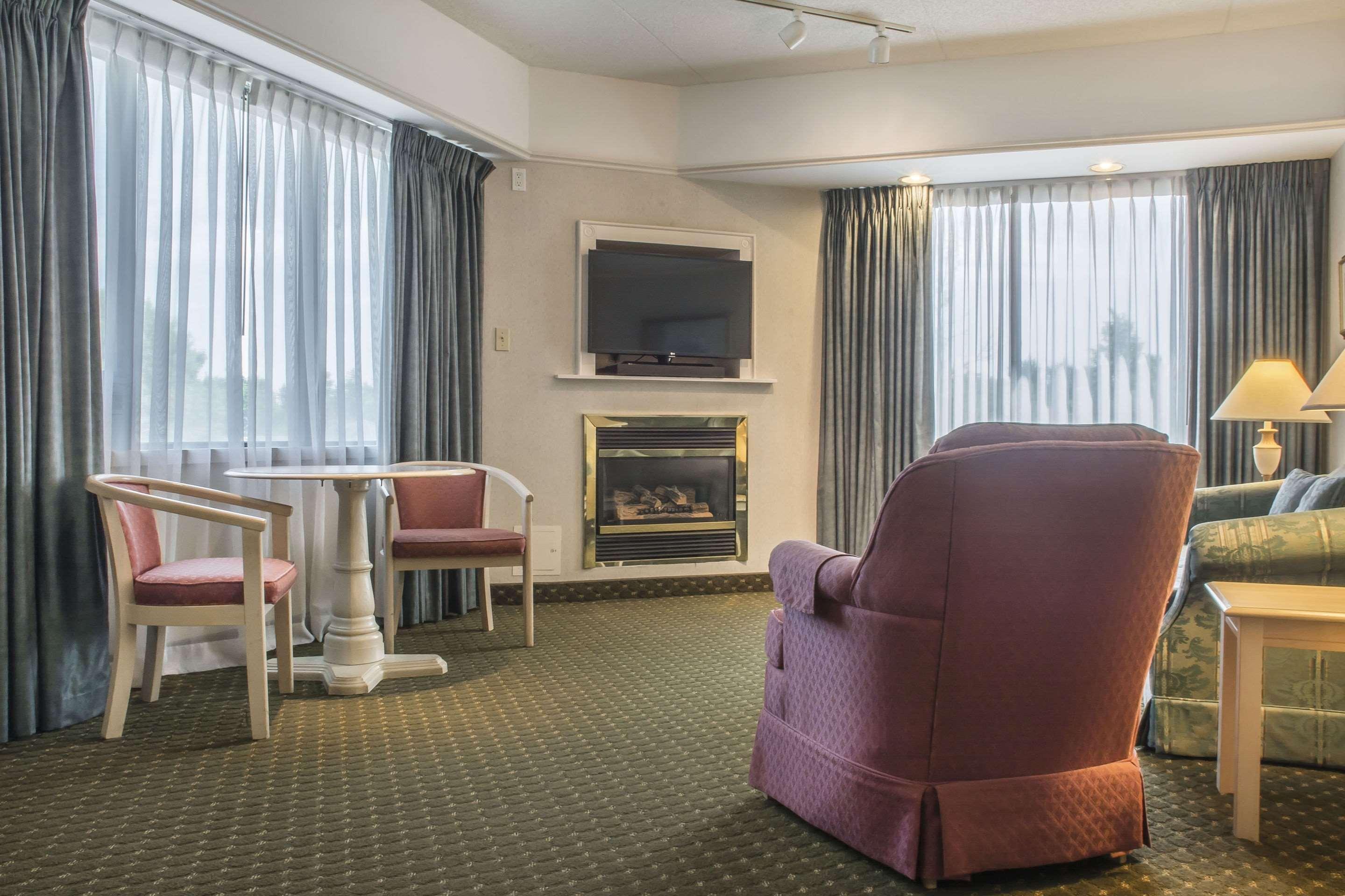 Clarion Hotel & Conference Centre Fort Erie Buitenkant foto