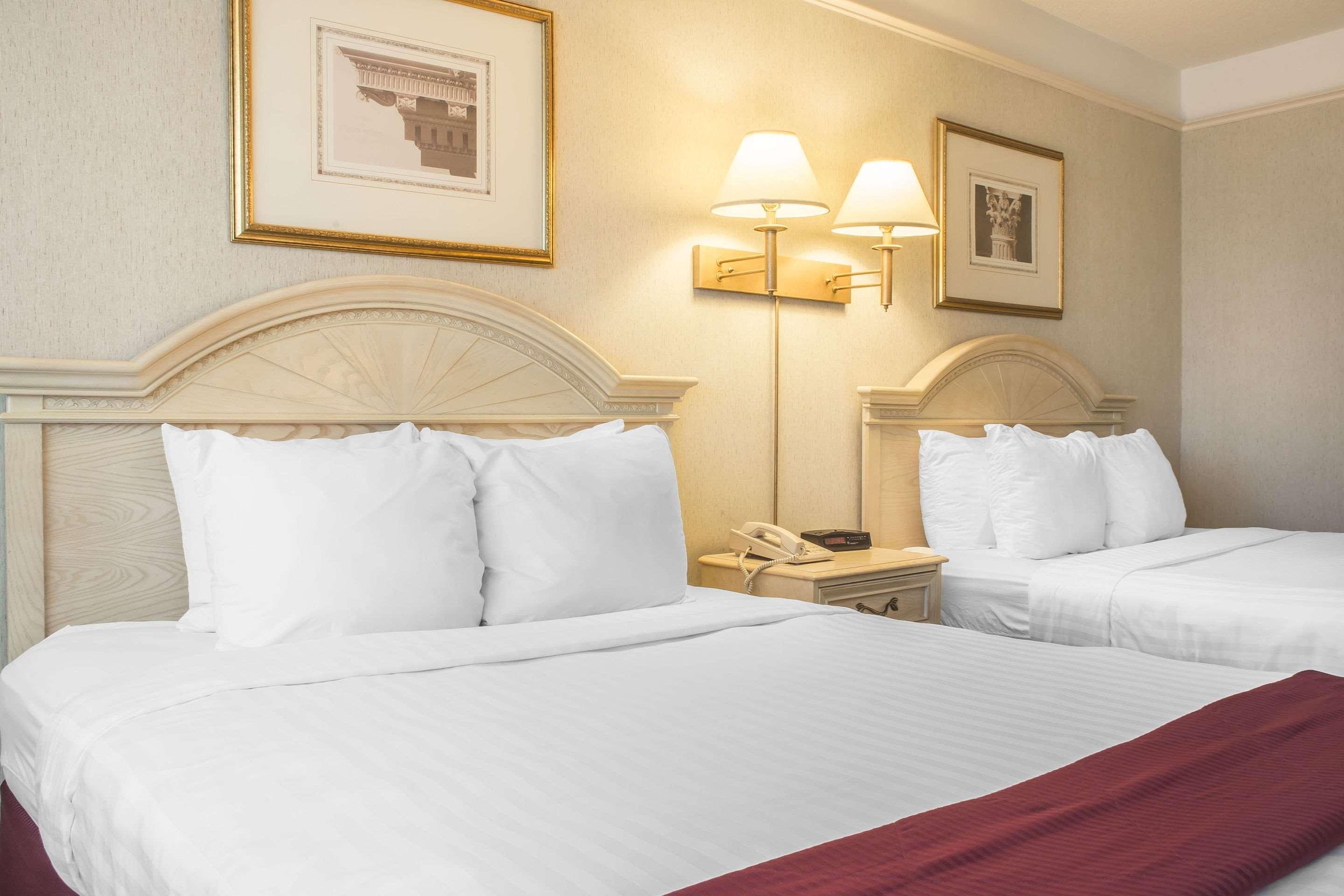 Clarion Hotel & Conference Centre Fort Erie Buitenkant foto